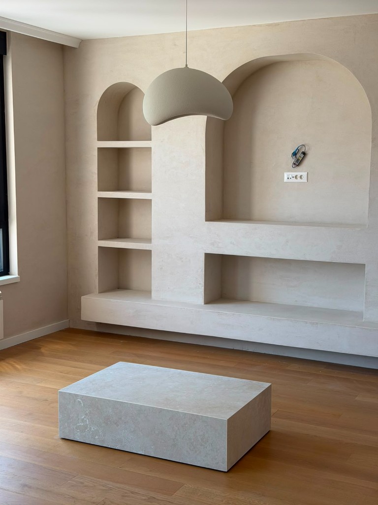 Keramički klub sto u minimalističkoj dnevnoj sobi